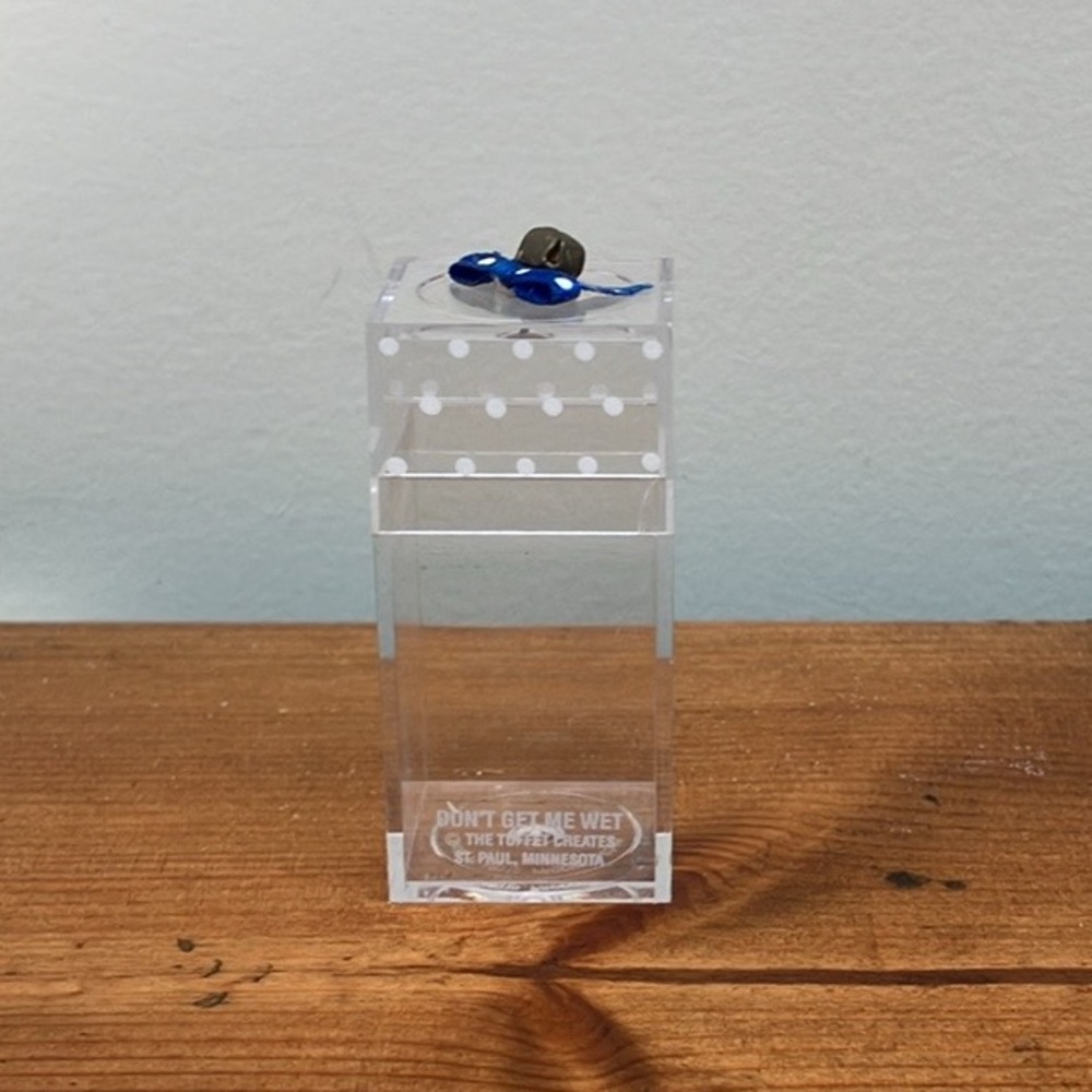 Small Plastic Container - Picture 2 of 3